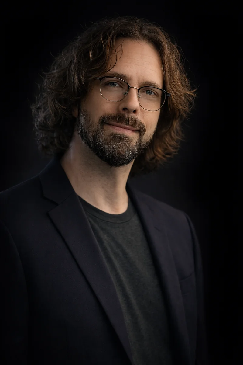 Erik Cadieux, spécialiste en intégration IA. Portrait professionnel.